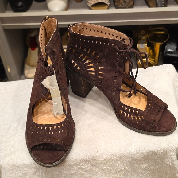 Never worn Vince Camuto sandals - Picture 1 of 4